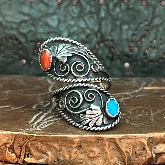 Vintage Native American Sterling Silver Turquoise and Coral Ring - Picture 6 of 9